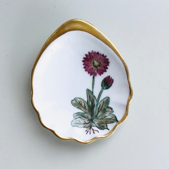 Vintage small scallop shaped hand painted porcelain pin dish - Picture 2 of 7